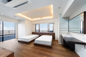 寝室にはモザイクタイルをあしらった、洗面コーナーをつくりました