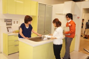 ショールームでキッチンをご見学中の写真です。