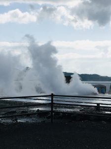 指宿の砂蒸し風呂！ 地から熱い蒸気が吹き上げる海岸。 浴衣に着替え、首以外はザックザクと砂をかけられました。身体はポカポカ！でも思ったより砂が重かったです (￣▽￣;)