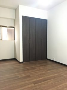 洋室の写真です。建具がなかった収納スペースに建具を取り付けてクローゼットへ改修しました。
